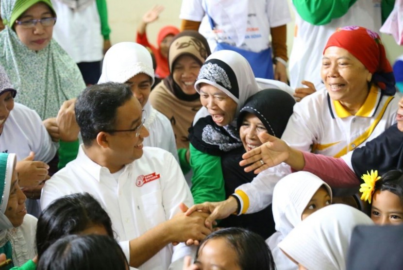 Calon gubernur DKI Jakarta nomor urut 3, Anies Baswedan, menghadiri majelis taklim Nurul Iman untuk memperingati maulid Nabi di Jalan Buncit Raya, Kalibata, Pancoran, Jakarta Selatan, Sabtu (14/1).