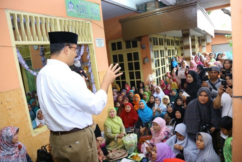 Calon gubernur DKI Jakarta nomor urut 3, Anies Baswedan, menghadiri majelis taklim Nurul Iman untuk memperingati maulid Nabi di Jalan Buncit Raya, Kalibata, Pancoran, Jakarta Selatan, Sabtu (14/1).