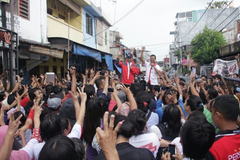 Calon Gubernur DKI Jakarta nomor urut 3, Anies Baswedan, melakukan sosialisasi program di wilayah Rt.16/02 Sawah Besar, Jakarta Pusat, Senin (16/1).