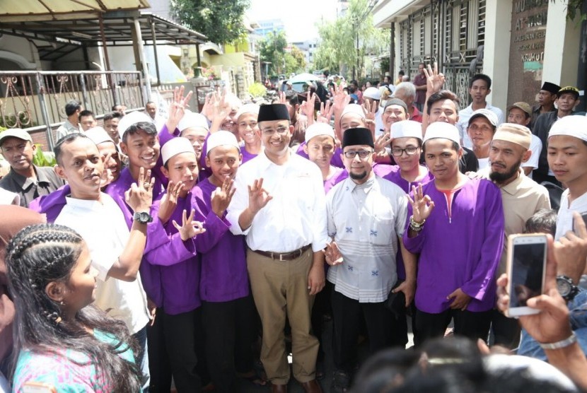 Calon gubernur DKI Jakarta nomor urut 3, Anies Baswedan, melakukan sosialisasi di wilayah Krukut, Taman Sari, Jakarta Barat, Jumat (20/1).