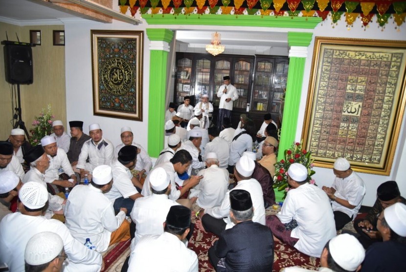 Calon Gubernur DKI Jakarta nomor urut 3, Anies Baswedan, memberikan sambutan di acara Maulid Nabi Muhammad dan milad KH Syaifuddin Amsir di Cipinang Melayu, Jakarta Timur, Selasa (31/1).