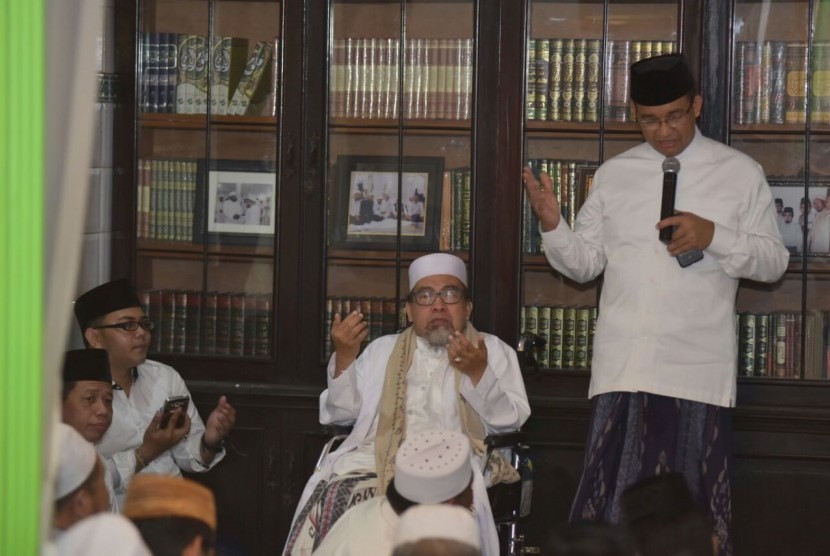 Calon Gubernur DKI Jakarta nomor urut 3, Anies Baswedan, memberikan sambutan di acara Maulid Nabi Muhammad dan milad KH Syaifuddin Amsir di Cipinang Melayu, Jakarta Timur, Selasa (31/1).