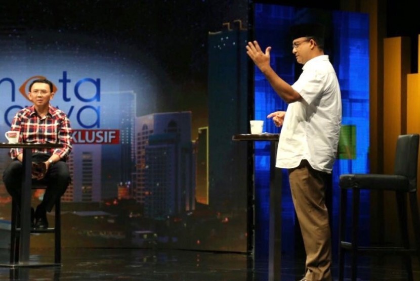 Calon gubernur DKI Jakarta nomor urut 3, Anies Baswedan (kanan), dalam acara talkshow televisi di Jakarta pada Senin (27/3).