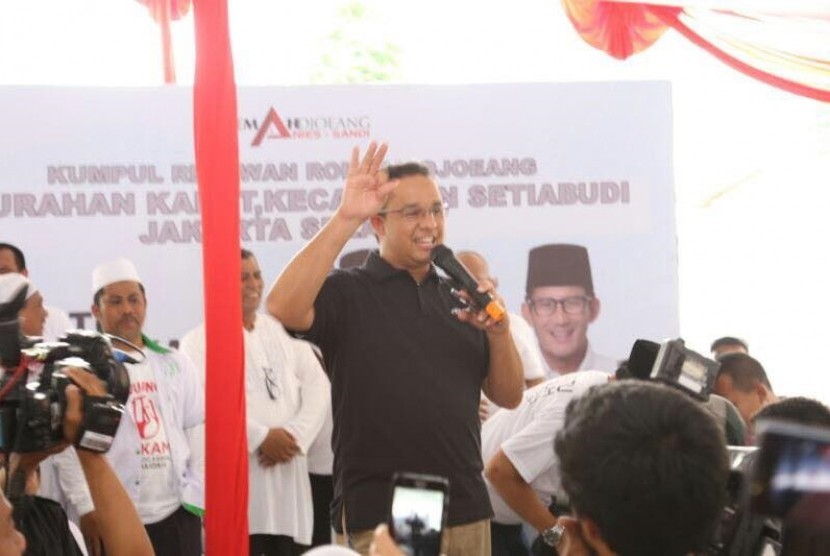 Calon Gubernur DKI Jakarta nomor urut 3, Anies Baswedan, menyapa warga di kawasan Karet, Setiabudi, Jakarta Selatan, Sabtu (8/4). 