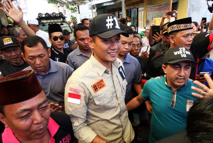 Calon Gubernur DKI Jakarta nomor urut satu Agus Harimurti Yudhoyono menyapa warga ketika mengunjungi wilayah Kota Bambu Selatan, Jakarta Barat, Jumat (20/1). 