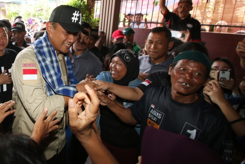 Calon Gubernur DKI Jakarta nomor urut satu Agus Harimurti Yudhoyono menyapa warga ketika mengunjungi wilayah Kota Bambu Selatan, Jakarta Barat, Jumat (20/1). 