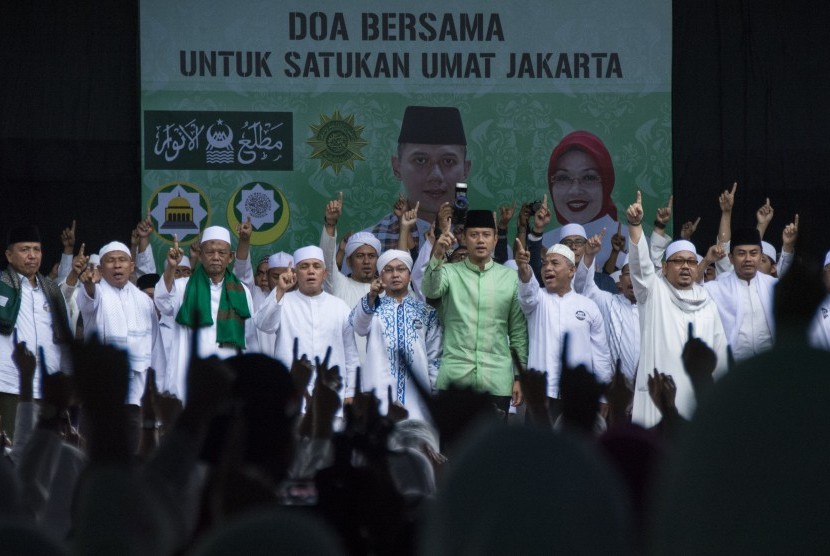 Calon Gubernur DKI Jakarta nomor urut satu Agus Harimurti Yudhoyono (keempat kanan) didampingi Hatta Rajasa (keenam kanan) dan para ulama menghadiri Tablig Akbar dan Istigasah di Lapangan Blok S, Jakarta, Kamis (9/2). 