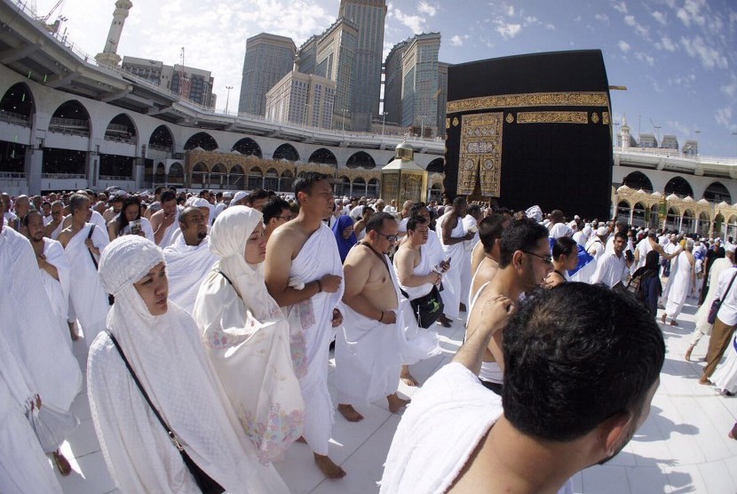 Calon gubernur DKI Jakarta nomor urut satu Agus Harimurti Yudhoyono (AHY) berjalan mengelilingi Ka'bah (tawaf) saat melaksakan umrah di Mekah, Arab Saudi. 