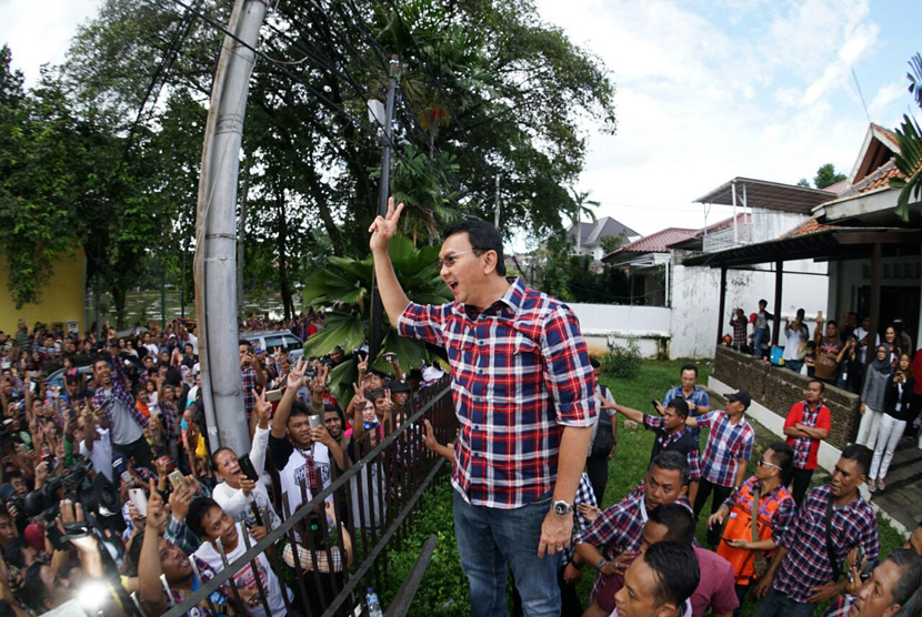 Calon Gubernur DKI Jakarta pejawat Basuki Tjahaja Purnama menyapa ratusan pendukungnya yang sudah menunggu dirinya di Rumah Lembang, Menteng Jakarta Pusat,  Rabu (15/2) 