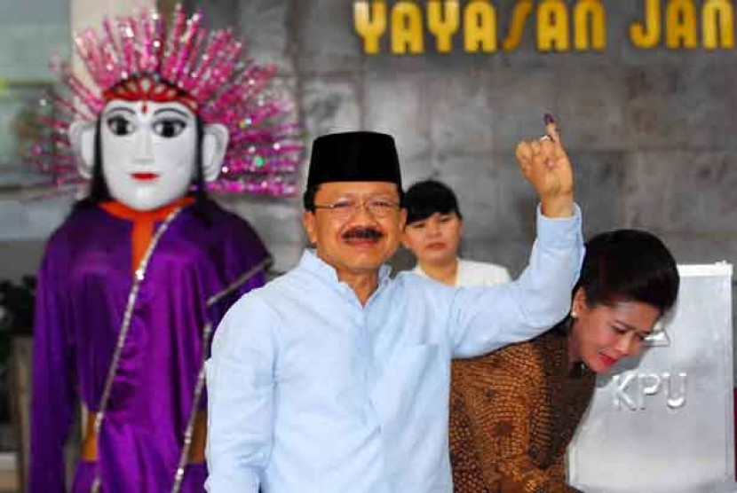 Calon Gubernur, Fauzi Bowo, menunjukan jarinya yang bertinta usai memberikan hak pilih dalam Pilkada DKI Jakarta di TPS 01, Gondangdia, Menteng, Jakarta Pusat, Rabu (11/7).