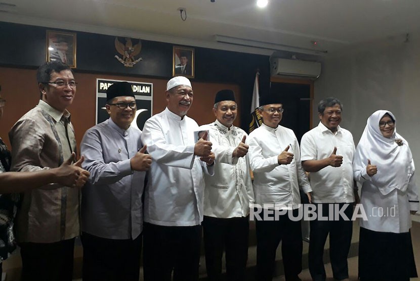 Calon Gubernur Jabar, Deddy Mizwar (Demiz) mengunjungi Kantor DPW PKS Jabar di Jalan Soekarnohatta Kota Bandung, diterima oleh Ketua DPW PKS Jabar Ahmad Syaikhu, Jumat (27/10). 