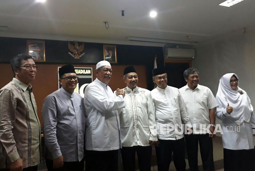 Calon Gubernur Jabar, Deddy Mizwar (Demiz) mengunjungi Kantor DPW PKS Jabar di Jalan Soekarnohatta Kota Bandung, diterima oleh Ketua DPW PKS Jabar Ahmad Syaikhu, Jumat (27/10).