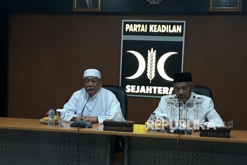 Calon Gubernur Jabar, Deddy Mizwar (Demiz) mengunjungi Kantor DPW PKS Jabar di Jalan Soekarnohatta Kota Bandung, diterima oleh Ketua DPW PKS Jabar Ahmad Syaikhu, Jumat (27/10).