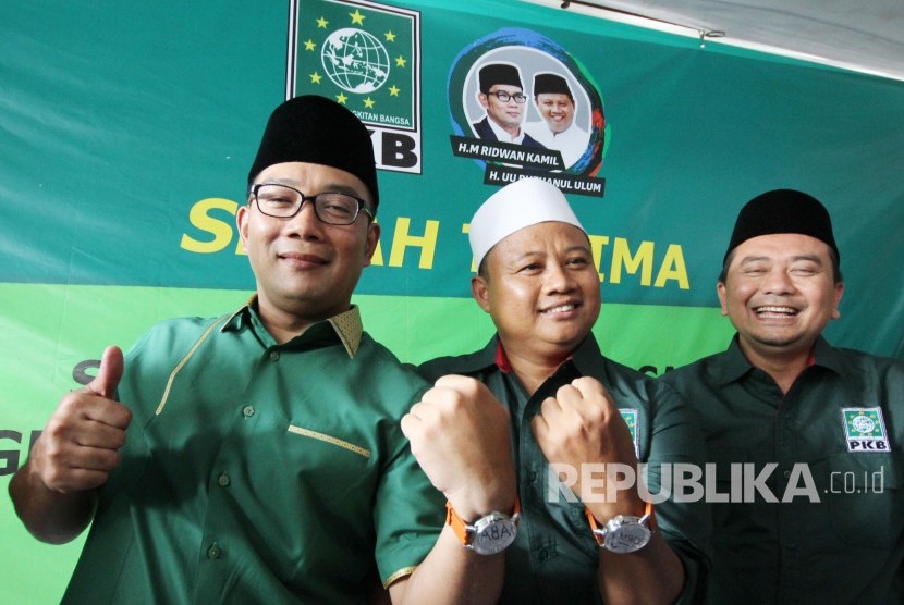 Calon Gubernur Jabar Ridwan Kamil (kiri) dan Calon Wakil Gubernur Jabar Uu Ruzhanul Ulum (tengah) didampingi ketua DPW PKB Jabar Syaiful Huda (kanan) berfoto bersama usai penyerahan surat rekomendasi untuk maju di Pilgub Jabar 2018, di kantor DPW PKB Jabar, Jl Haruman, Kota Bandung, Senin (8/10).