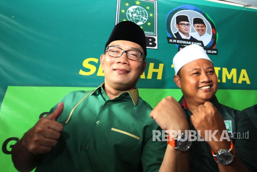 Calon Gubernur Jabar Ridwan Kamil (kiri) dan Calon Wakil Gubernur Jabar Uu Ruzhanul Ulum (kanan) berfoto bersama usai penyerahan surat rekomendasi untuk maju di Pilgub Jabar 2018, di DPW PKB Jabar, Jl Haruman, Kota Bandung, Senin (8/10).