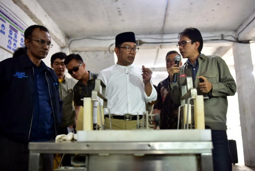 Calon Gubernur Jabar Ridwan Kamil mendatangi beberapa industri kecil menengah di Bekasi, Rabu (28/2)