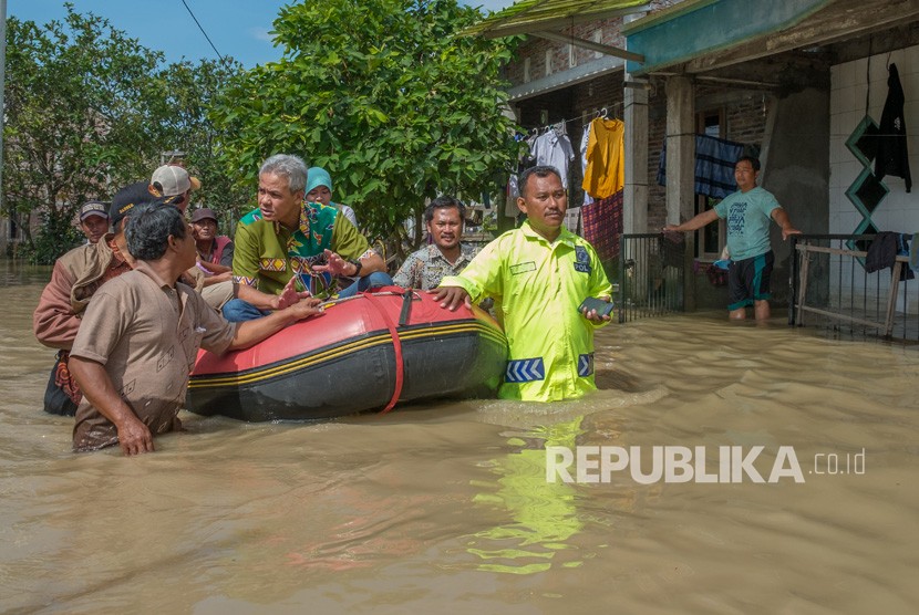 Gubernur Jateng Ganjar Pranowo (kedua kiri) berbincang dengan korban banjir (ilustrasi)