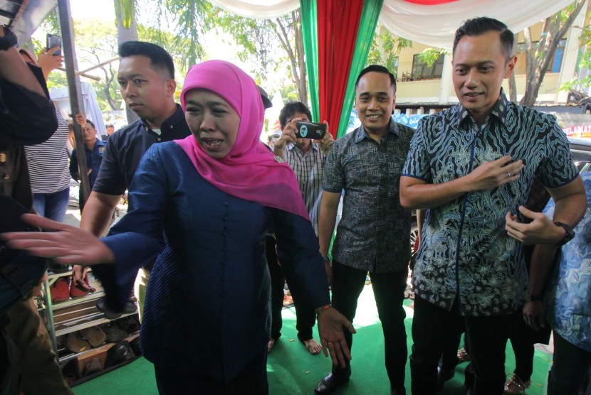 Gubernur Jatim Khofifah Indar Parawansa (kedua kiri) menerima ketua Umum Demokrat Agus Harimurti Yudhoyono (kanan) di kediamannya di Surabaya, Jawa Timur, Minggu (1/7).
