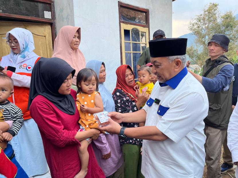 Calon Gubernur Jawa Barat (Cagub Jabar) Ahmad Syaikhu membagikan telur ASIH ke warga Kampung Cibolang, Desa Kertawangi, Kecamatan Cisarua, Kabupaten Bandung Barat, Rabu (9/10/2024).