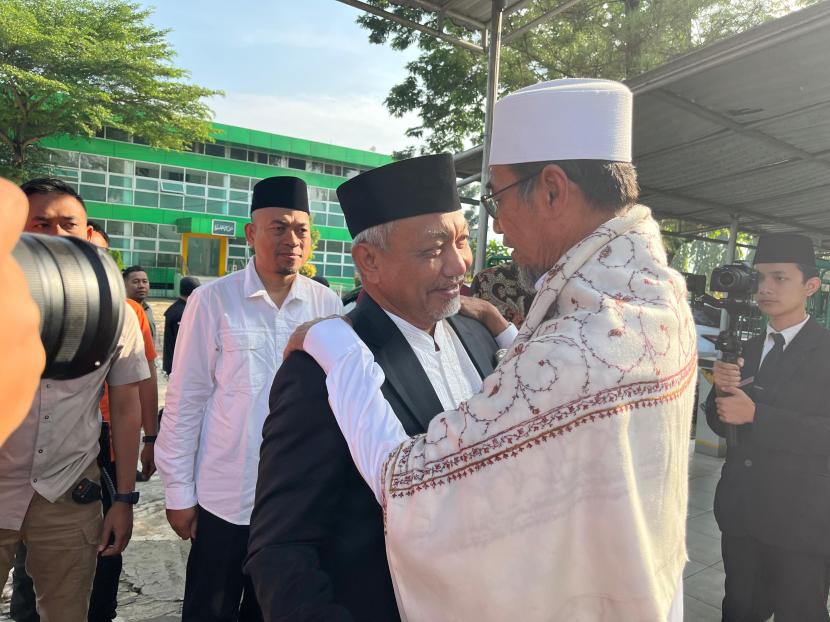 Calon Gubernur Jawa Barat (Cagub Jabar) nomor urut 3, Ahmad Syaikhu bersilaturahmi ke Pondok Pesantren (Ponpes) Rafah, Ahad (3/11/2024).