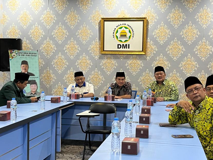 Calon Gubernur Jawa Barat (Cagub Jabar) nomor urut 3, Ahmad Syaikhu bertemu dengan Pengurus Wilayah (PW) Dewan Masjid Indonesia (DMI) Jabar di Kantor PW DMI Jabar