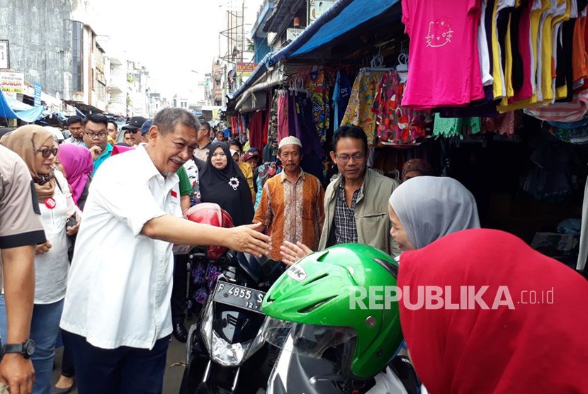 Calon gubernur Jawa Barat Deddy Mizwar mulai roadshow ke Sukabumi dengan mendatangi Pasar Ciwangi Kota Sukabumi Jumat (23/2).