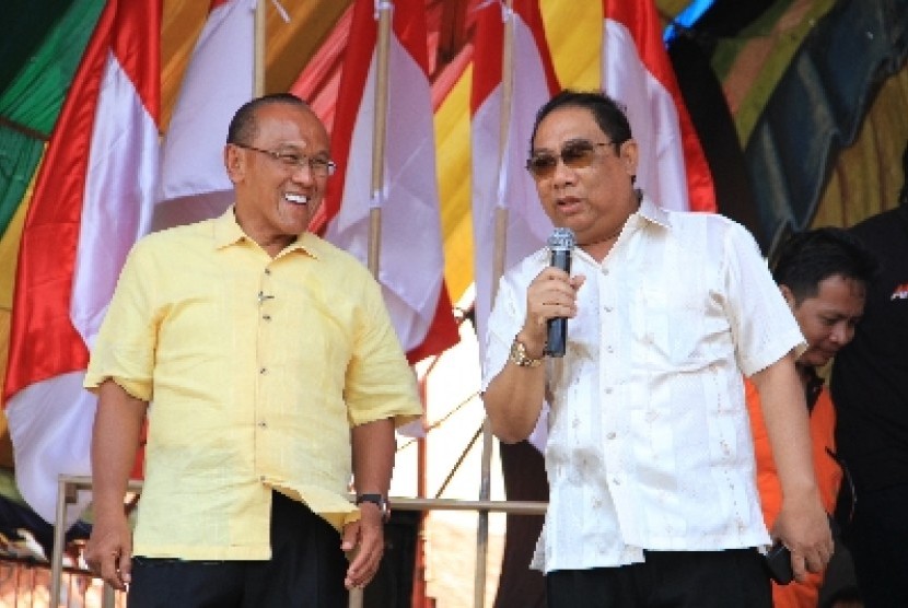 Calon Gubernur Jawa Barat Irianto MS Syafiuddin (Yance) dan Ketua Umum Partai Golkar, Aburizal Bakrie (kiri). 