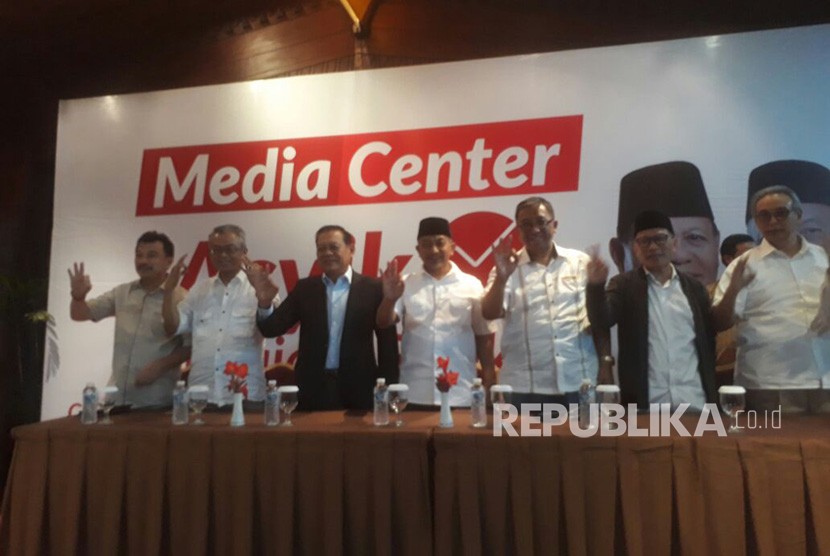 Calon Gubernur Jawa Barat no urut tiga, Sudrajat menggelar konferensi pers di media Centre pasangan Asyik di Hotel Preanger, Rabu (27/6).