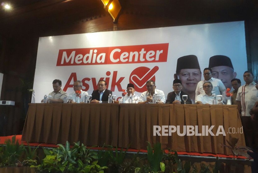 Calon gubernur Jawa Barat nomor urut tiga, Sudrajat, menggelar konferensi pers di media Centre pasangan Asyik di Hotel Preanger, Rabu (27/6). 