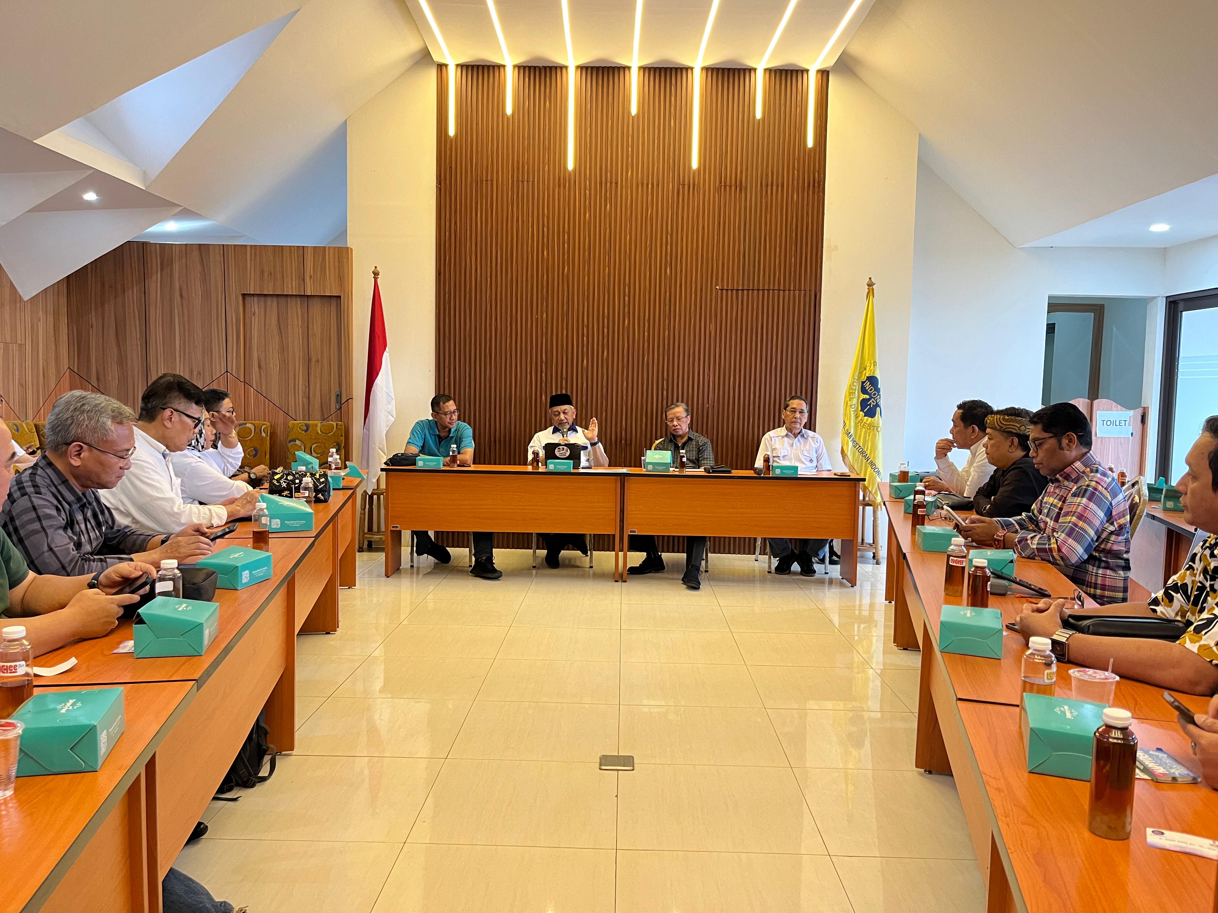 Calon Gubernur Jawa Barat nomor urut 3, Ahmad Syaikhu bertemu dengan para tokoh pengusaha GIPI (Gabungan Industri Pariwisata Indonesia) Jabar dan 26 asosiasi PHRI (Perhimpunan Hotel dan Restoran Indonesia) di Gedung PHRI Jabar, Kota Bandung