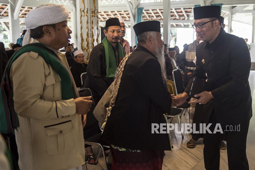Calon Gubernur Jawa Barat Ridwan Kamil (kanan) menyambut kedatangan Ulama-ulama Pantura di Pendopo Kota Bandung, Jawa Barat, Jumat (22/12). 
