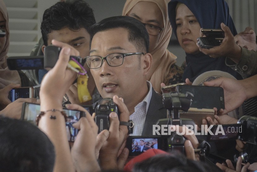 Calon Gubernur Jawa Barat Ridwan Kamil memberikan keterangan kepada awak media mengenai pencabutan dukungan Partai Golkar, di Pendopo Wali Kota, Bandung, Jawa Barat, Senin (18/12).