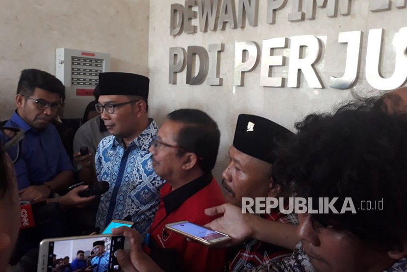 Calon Gubernur Jawa Barat, Ridwan Kamil memberikan keterangan pers usai mendatangi Kantor DPP PDIP, Menteng, Jakarta, Rabu (3/12). 