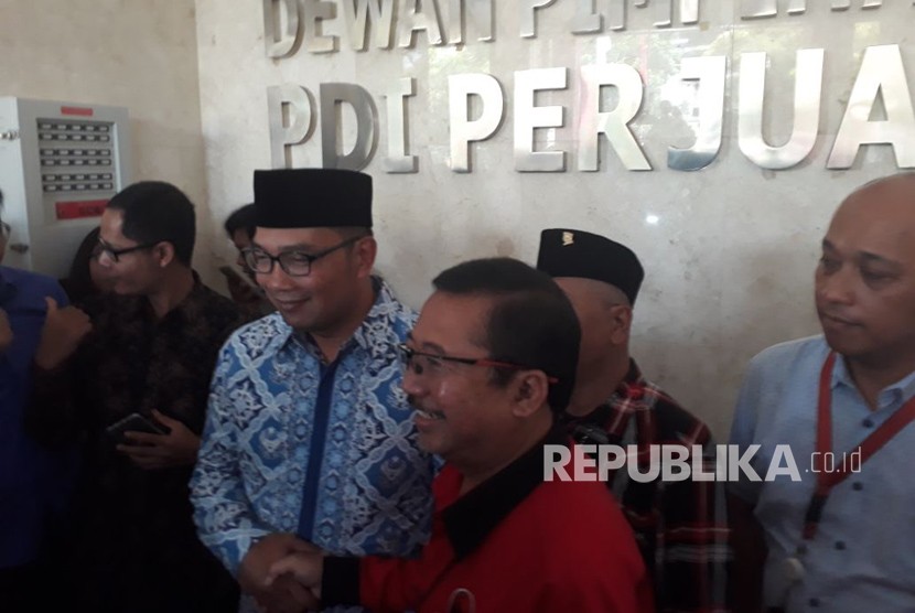 Calon Gubernur Jawa Barat, Ridwan Kamil memberikan keterangan pers usai mendatangi Kantor DPP PDIP, Menteng, Jakarta, Rabu (3/1). 