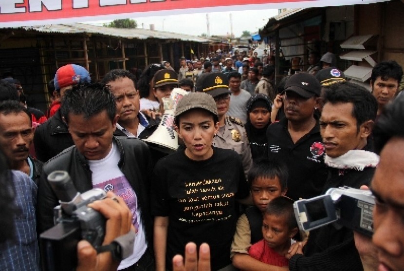 Calon Gubernur Jawa Barat, Rieke Diah Pitaloka (tengah).