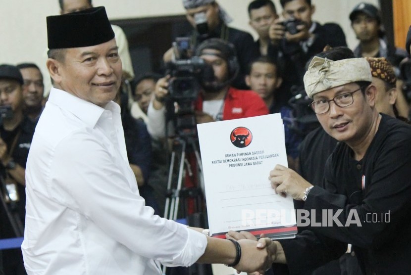 Calon Gubernur Jawa Barat, TB Hasanudin (kiri) menyerahkan berkas perdaftaran di KPU Jawa Barat, Kota Bandung, Rabu (10/1).