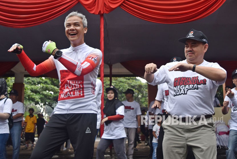 Calon gubernur Jawa Tengah Ganjar Pranowo (kiri) dan Sudirman Said (kanan) melakukan senam Maumere menjelang Deklarasi Kampanye Damai Pilkada Jateng 2018 di Kompleks KPU Jateng, Semarang, Jawa Tengah, Ahad (18/2).