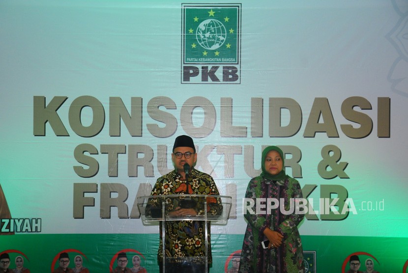 Calon Gubernur Jawa Tengah Sudirman Said (kiri) dan pasangannya Calon Wakil Gubernur Jawa Tengah Ida Fauziyah (kanan) memberi sambutan saat Konsolidasi PKB Jawa Tengah di Salatiga, Jawa Tengah, Ahad (4/3).