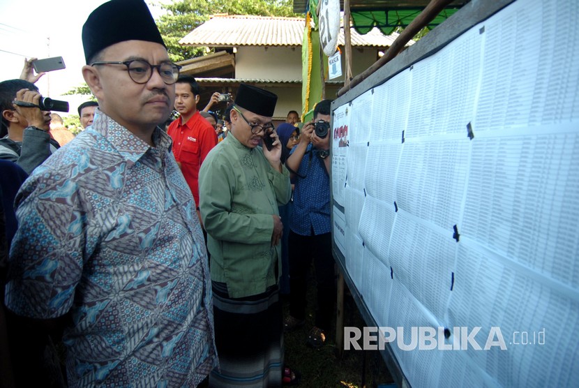 Calon Gubernur Jawa Tengah, Sudirman Said (kiri) melihat papan nama pemilih saat meninjau TPS 21 Desa Slatri, Brebes, Jawa Tengah, Rabu (27/6).