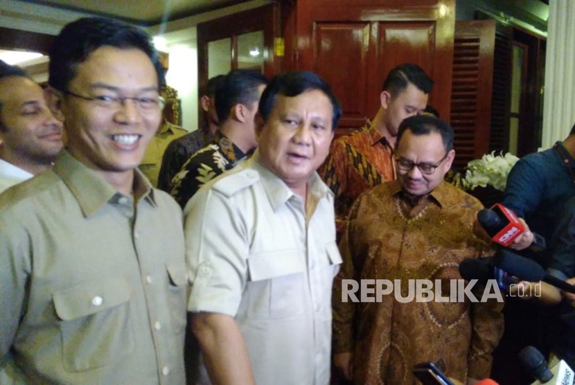 Calon Gubernur Jawa Tengah Sudirman Said menemui Ketua Umum Partai Gerindra Prabowo Subianto di kediamannya di Kertanegara, Jakarta Selatan, Jumat (6/7) malam.