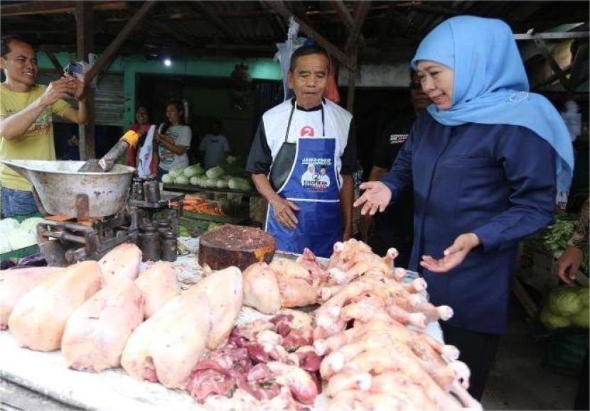 Calon gubernur Jawa Timur (cagub Jatim) nomor urut 2, Khofifah Indar Parawansa menerima curhatan dari pedagang di Pasar Wonokromo, Sabtu (5/10/2024).