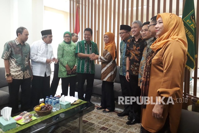 Calon Gubernur Jawa Timur Khofifah Indar Parawansa mendatangi kantor DPP PPP, Jakarta, Senin (9/7). 