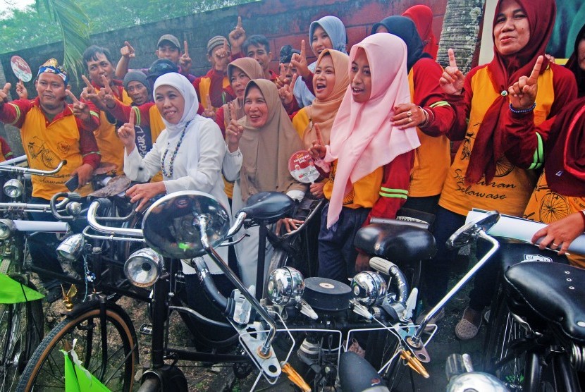 Calon Gubernur Jawa Timur, Khofifah Indar Parawansa (tengah) melakukan swafoto dengan komunitas sepeda onthel di Desa Plumbon Gambang, Gudo, Jombang, Jawa Timur, Kamis (22/3).