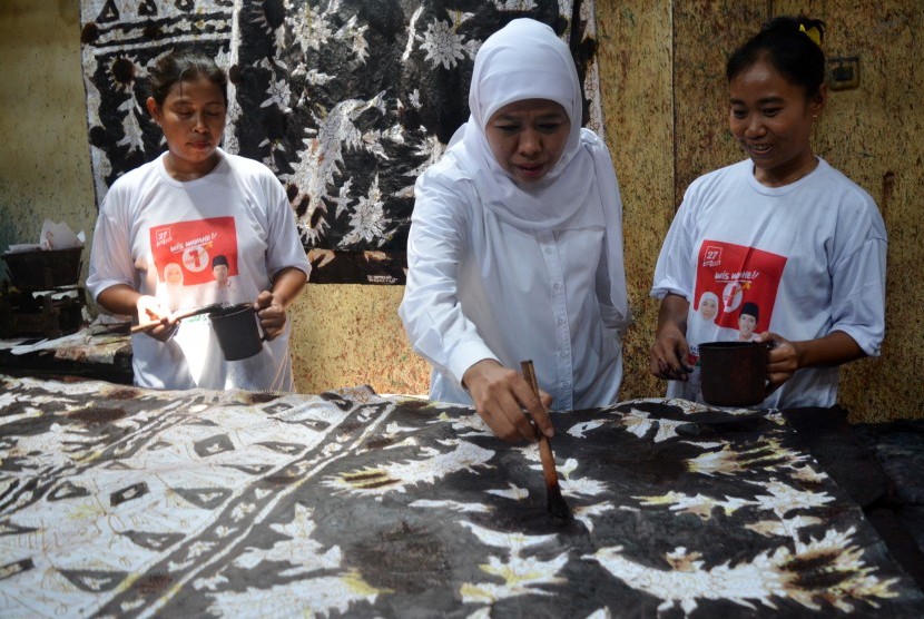Calon Gubernur Jawa Timur, Khofifah Indar Parawansa (tengah) membatik kain saat mengunjungi industri rumah batik di kawasan Sukodono, Jawa Timur, Jumat (23/3). 