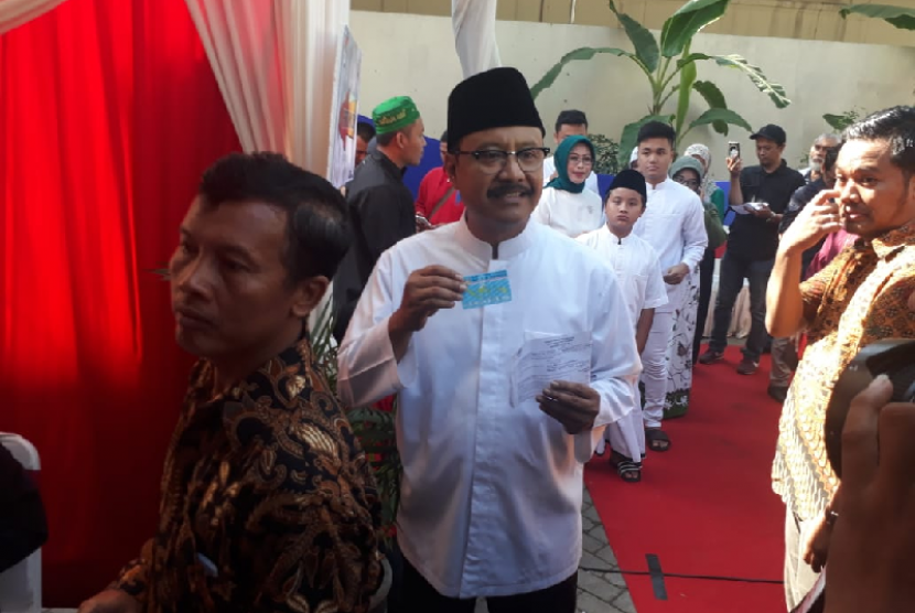 Calon Gubernur Jawa Timur nomor urut dua, Saifullah Yusuf bersama keluarga menyalurkan hak pilihnya di TPS 3 Gayungan, Surabaya, Rabu (27/6).