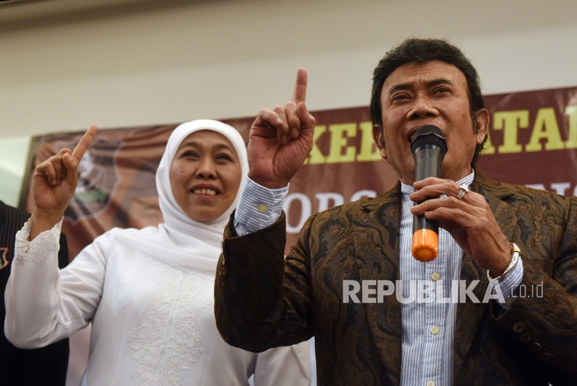 Calon Gubernur Jawa Timur nomor urut satu Khofifah Indar Parawansa (kiri) bersama musisi dangdut yang juga Ketua Umum Partai Idaman Rhoma Irama (kanan).