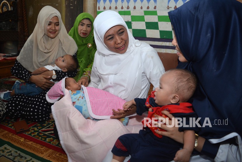 Calon Gubernur Jawa Timur nomor urut satu Khofifah Indar Parawansa (tengah) berbincang dengan pengurus pondok pesantren saat kunjungan di Pondok Pesantren Yatim Piatu Dhuafa Bayi Terlantar Millinium Roudlotul Jannah, Candi, Sidoarjo, Jawa Timur, Selasa (13/3). 