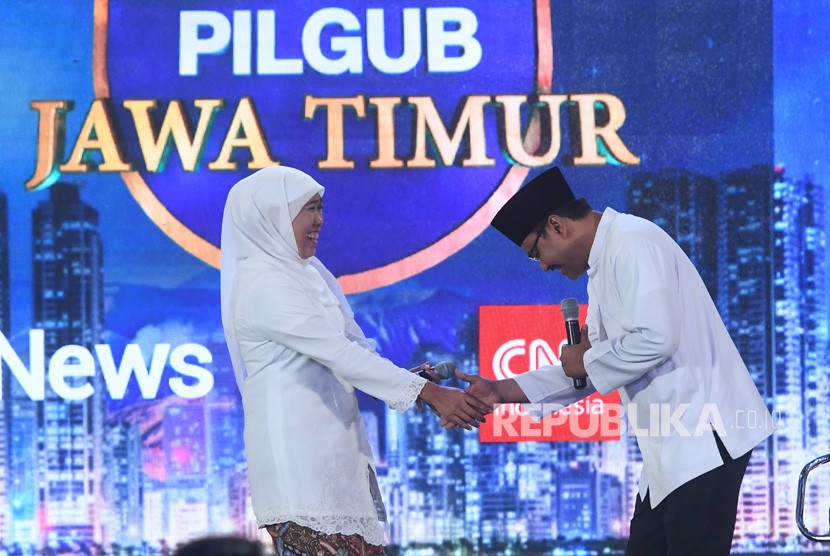 Calon Gubernur Jawa Timur nomor urut satu Khofifah Indar Parawansa (kiri) dan nomor urut dua Saifullah Yusuf (kanan) bersalaman saat Debat Publik I Pilgub Jatim di Gedung Dyandra Convetion Center, Surabaya, Jawa Timur, Selasa (10/4).