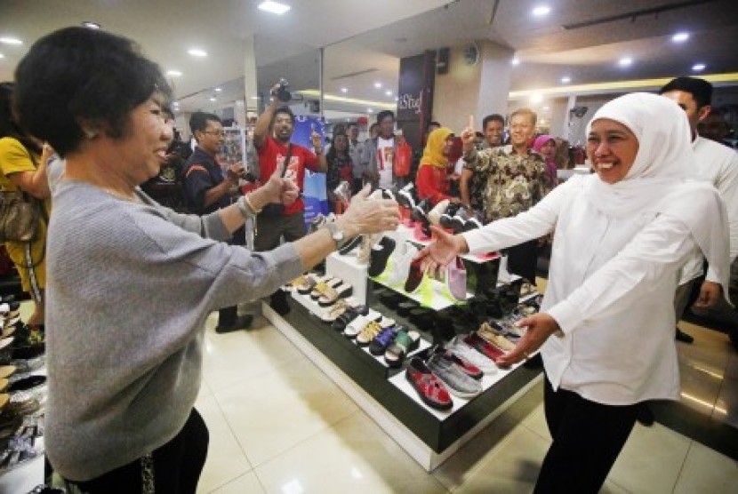 Calon Gubernur Jawa Timur nomor urut satu Khofifah Indar Parawansa (kanan) menyapa pedagang saat blusukan di Pasar Atom, Surabaya, Jawa Timur, Ahad (15/4). Kegiatan tersebut dalam rangka mendekatkan sekaligus meminta dukungan sebagai calon gubernur Jawa Timur kepada para pengunjung dan pedagang di Pasar Atom. 