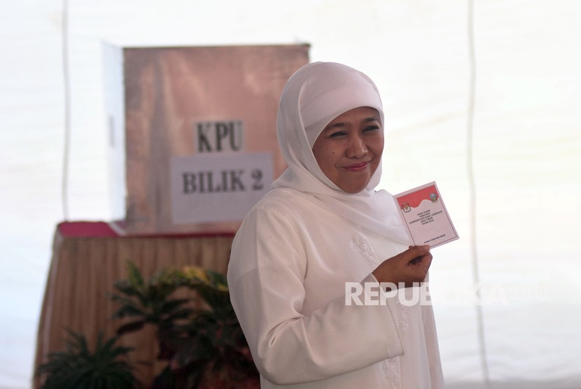 Calon Gubernur Jawa Timur nomor urut satu, Khofifah Indar Parawansa menunjukkan surat suara ketika akan menggunakan hak suara di TPS 16 Jemur Wonosari, Surabaya, Jawa Timur, Rabu (27/6).